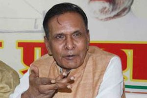 अफझल गुरुला फाशी नको, जन्मठेपेची शिक्षा द्या वर्मा अफझल गुरुला फाशी नको, जन्मठेपेची शिक्षा द्या वर्मा
