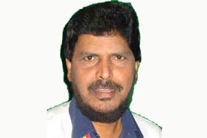 ‘महायुती‘त ‘रिपाइं‘ला हव्या लोकसभेच्या ४ आणि विधानसभेच्या ३२ जागा रामदास आठवले यांची मागणी
