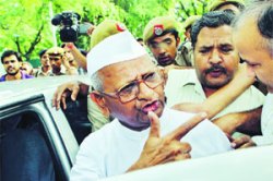 सुरेशदादांना मिळत असलेल्या राजाश्रयप्रकरणी मुख्यमंत्र्यांनी कठोर भूमिका घ्यावी – अण्णा