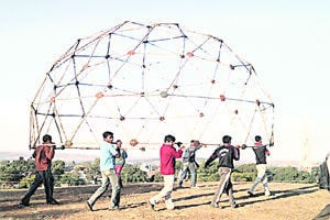 उत्पादक कामावर आधारित शिक्षण हवे! उत्पादक कामावर आधारित शिक्षण हवे!