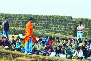 नवनिर्माणाचे शिलेदार: इतिहास जिवंत करणारा शिक्षक
