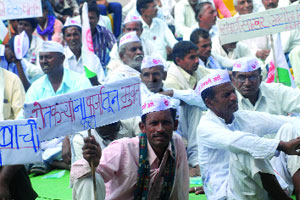 मुख्यमंत्री वेळ देत नसल्याने संतप्त शेतक ऱ्यांची रामगिरीवर कूच मुख्यमंत्री वेळ देत नसल्याने संतप्त शेतक ऱ्यांची रामगिरीवर कूच