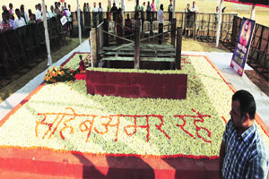 शिवसेनाप्रमुखांच्या स्मारकावरून महापौरांचे आयुक्तांना आव्हान शिवसेनाप्रमुखांच्या स्मारकावरून महापौरांचे आयुक्तांना आव्हान