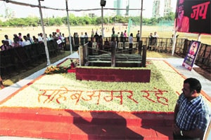 चौथरा हटणार, स्मृती उद्यान बनणार चौथरा हटणार, स्मृती उद्यान बनणार