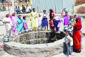 पाणीटंचाई आराखडय़ाला पुन्हा वाटाण्याच्या अक्षता! पाणीटंचाई आराखडय़ाला पुन्हा वाटाण्याच्या अक्षता!
