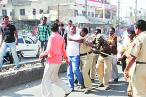 लाठीमारानंतर कारवाईला अर्धविराम लाठीमारानंतर कारवाईला अर्धविराम