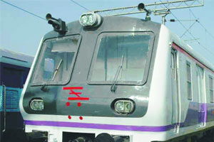 उपनगरी गाडय़ांत विष्ठा टाकण्याची विकृती रोखण्यात रेल्वे अपयशी उपनगरी गाडय़ांत विष्ठा टाकण्याची विकृती रोखण्यात रेल्वे अपयशी