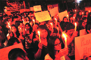 महिलांवरील अत्याचाराविरोधात ठाण्यात तरुणांनी केली निदर्शने महिलांवरील अत्याचाराविरोधात ठाण्यात तरुणांनी केली निदर्शने