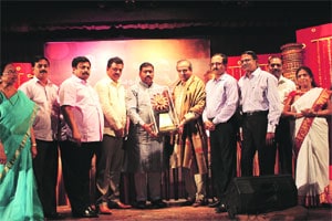 वाडकर यांना सावळाराम स्मृती पुरस्कार प्रदान