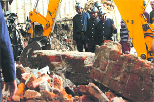 रेल्वेची भिंत कोसळून महिला ठार रेल्वेची भिंत कोसळून महिला ठार