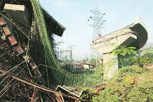 कल्याणमध्ये नवीन पुलाचा काही भाग कोसळला कल्याणमध्ये नवीन पुलाचा काही भाग कोसळला