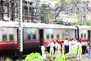रेल्वेतील ट्रान्सफॉर्मरचा स्फोट तंत्रज्ञाच्या चुकीमुळे रेल्वेतील ट्रान्सफॉर्मरचा स्फोट तंत्रज्ञाच्या चुकीमुळे