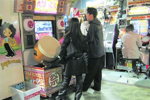 रंगीत खेळांची ‘मायावी’ दुनिया रंगीत खेळांची ‘मायावी’ दुनिया