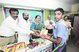 ‘यशस्वी भव’ या मार्गदर्शन पुस्तिकेचे वाटप