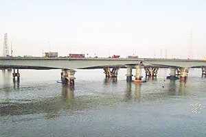 निधीअभावी रखडला वाशी खाडीच्या पुलाचा विस्तार