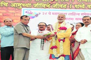 विदारक वास्तव साहित्यात दिसायला हवे – बाबा बांड