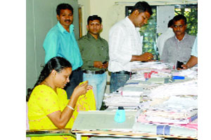नासुप्रतील महिलाअधिकारी लाच घेताना रंगेहाथ अटकेत नासुप्रतील महिलाअधिकारी लाच घेताना रंगेहाथ अटकेत