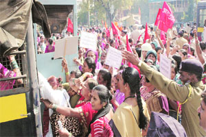 खासगीकरण व कामगारविरोधी धोरणाच्या निषेधार्थ ‘जेलभरो’ खासगीकरण व कामगारविरोधी धोरणाच्या निषेधार्थ ‘जेलभरो’
