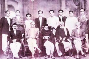 आर्य संगीत प्रसारक मंडळ, पुणे सवाई गंधर्व यांची भेट. (१० जून १९५२ रोजी घेतलेले छायाचित्र) या वेळी घेतलेल्या छायाचित्रात (डावीकडून उभे) डी. एम. देशपांडे, एम. कामत, वसंतराव देशपांडे, डी. पी. अत्रे, डॉ. नानासाहेब देशपांडे, साळगावकर, अप्पा जळगावकर, (बसलेले) र. ना. लिमये, वामनराव देशपांडे, रामभाऊ कुंदगोळकर ऊर्फ सवाई गंधर्व, वैद्य पांडुरंगशास्त्री देशपांडे, व्ही. आर. आमोणकर. आर्य संगीत प्रसारक मंडळ, पुणे सवाई गंधर्व यांची भेट. (१० जून १९५२ रोजी घेतलेले छायाचित्र) या वेळी घेतलेल्या छायाचित्रात (डावीकडून उभे) डी. एम. देशपांडे, एम. कामत, वसंतराव देशपांडे, डी. पी. अत्रे, डॉ. नानासाहेब देशपांडे, साळगावकर, अप्पा जळगावकर, (बसलेले) र. ना. लिमये, वामनराव देशपांडे, रामभाऊ कुंदगोळकर ऊर्फ सवाई गंधर्व, वैद्य पांडुरंगशास्त्री देशपांडे, व्ही. आर. आमोणकर.