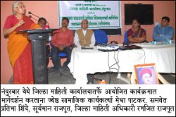 शासकीय व्यासपीठावर मेधा पाटकर व प्रतिभा शिंदे एकत्र