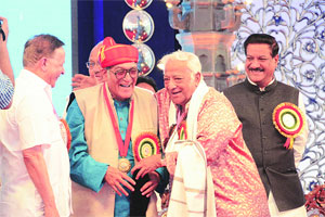 मावळते अध्यक्ष श्रीकांत मोघे यांनी डॉ. मोहन आगाशे यांच्याकडे अध्यक्षपदाची सूत्रे सुपूर्द केली.