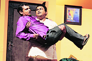 नाट्यरंग : ‘एका लग्नानंतरचे घोस्ट’ नाट्यरंग : ‘एका लग्नानंतरचे घोस्ट’