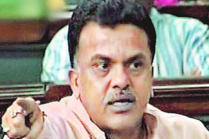 स्मृती इराणींवरील वक्तव्याने निरुपम अडचणीत स्मृती इराणींवरील वक्तव्याने निरुपम अडचणीत