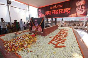 शिवाजी पार्कवर शिवसैनिकांची गर्दी; चौथरा हटविण्यास विरोध शिवाजी पार्कवर शिवसैनिकांची गर्दी; चौथरा हटविण्यास विरोध