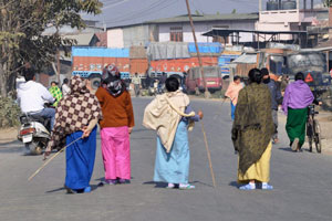 मणिपुरी अभिनेत्रीचा जाहीर कार्यक्रमात विनयभंग; बंदला मोठा प्रतिसाद मणिपुरी अभिनेत्रीचा जाहीर कार्यक्रमात विनयभंग; बंदला मोठा प्रतिसाद