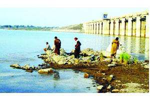खडकपूर्णा प्रकल्पाच्या जलसाठय़ात झपाटय़ाने घट खडकपूर्णा प्रकल्पाच्या जलसाठय़ात झपाटय़ाने घट