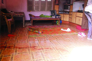 सोयाबीन व्यापाऱ्याचा खून, पत्नी, मुलीही गंभीर जखमी
