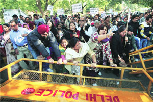 बलात्काराविरुद्ध दिल्लीकर रस्त्यावर बलात्काराविरुद्ध दिल्लीकर रस्त्यावर