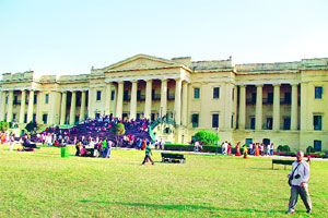 नबाबी ऐश्वर्याचा मुर्शिदाबादचा राजवाडा नबाबी ऐश्वर्याचा मुर्शिदाबादचा राजवाडा
