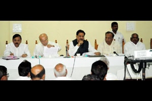 दुष्काळाचे कोणीही राजकारण करू नये मुख्यमंत्र्यांचा राष्ट्रवादी-मनसेवर निशाणा दुष्काळाचे कोणीही राजकारण करू नये मुख्यमंत्र्यांचा राष्ट्रवादी-मनसेवर निशाणा