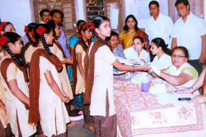 मनसेतर्फे वस्त्यांमध्ये हिमोग्लोबिन तपासणी मनसेतर्फे वस्त्यांमध्ये हिमोग्लोबिन तपासणी