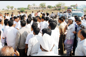राष्ट्रवादी-भाजपचे कार्यकर्ते भरसभेत भिडले राष्ट्रवादी-भाजपचे कार्यकर्ते भरसभेत भिडले