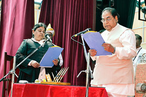 पद्मश्री डॉ.डी.वाय.पाटील यांनी घेतली ‘राज्यपाल’ पदाची शपथ पद्मश्री डॉ.डी.वाय.पाटील यांनी घेतली ‘राज्यपाल’ पदाची शपथ