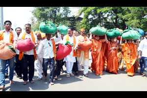 महालक्ष्मीच्या ओटीचे साहित्य जिल्हाधिकाऱ्यांकडे सोपविण्याचा प्रयत्न महालक्ष्मीच्या ओटीचे साहित्य जिल्हाधिकाऱ्यांकडे सोपविण्याचा प्रयत्न
