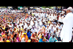 विविध मोर्चानी सरकारी कार्यालये दणाणली
