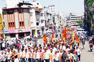 पोलिसांच्या मारहाणीच्या निषेधार्थ कोल्हापुरात शिवसेनेचा मोर्चा पोलिसांच्या मारहाणीच्या निषेधार्थ कोल्हापुरात शिवसेनेचा मोर्चा