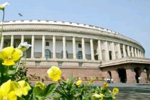 विरोधकांच्या घोषणाबाजीनंतर गिरीराज सिंह यांचा माफीनामा विरोधकांच्या घोषणाबाजीनंतर गिरीराज सिंह यांचा माफीनामा
