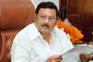 यूपीएबरोबर काडीमोड घेतल्यानंतर द्रमुकच्या मंत्र्यांचे राजीनामे यूपीएबरोबर काडीमोड घेतल्यानंतर द्रमुकच्या मंत्र्यांचे राजीनामे