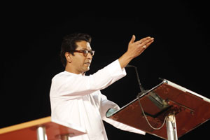 पोलिस मारहाणप्रकरणी गुन्हे फक्त दोघांवरच का? – राज ठाकरे यांचा सवाल पोलिस मारहाणप्रकरणी गुन्हे फक्त दोघांवरच का? – राज ठाकरे यांचा सवाल