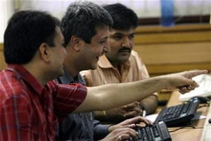 आयटी निर्देशांक भरधाव ‘सेन्सेक्स’ दोन आठवडय़ाच्या उच्चांकाला आयटी निर्देशांक भरधाव ‘सेन्सेक्स’ दोन आठवडय़ाच्या उच्चांकाला