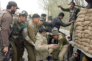 सीआरपीएफ कॅम्प हल्ला: दहशतवाद्यांना अश्रय देणाऱयाला अटक सीआरपीएफ कॅम्प हल्ला: दहशतवाद्यांना अश्रय देणाऱयाला अटक