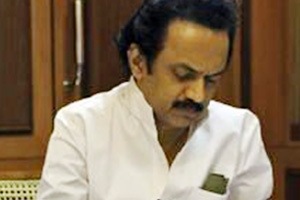 आणखी १६ गाडय़ा सीबीआयच्या ताब्यात आणखी १६ गाडय़ा सीबीआयच्या ताब्यात