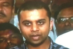 आमदार क्षितिज ठाकूर यांनी घेतली राज ठाकरेंची भेट आमदार क्षितिज ठाकूर यांनी घेतली राज ठाकरेंची भेट