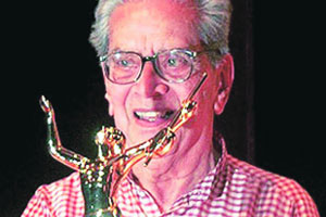 ‘आमच्या क्रोमोसोम्समध्ये कुठे तरी नाटकाचं जीन्स पडलेलं आहे.’