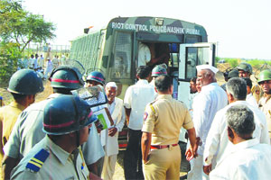 पाण्यासाठी कालव्याचे दरवाजे तोडले!