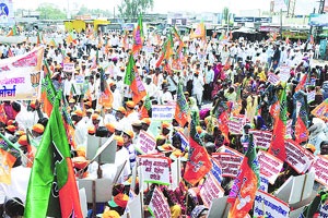 दुष्काळाच्या मागणीसाठी लातुरात भाजपचा मोर्चा दुष्काळाच्या मागणीसाठी लातुरात भाजपचा मोर्चा